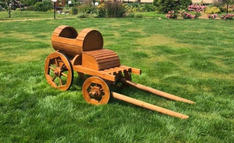 Телега деревянная садовая с бочонком