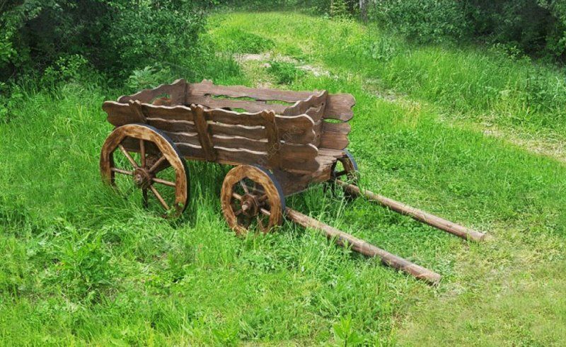 Деревянная состаренная телега для сада